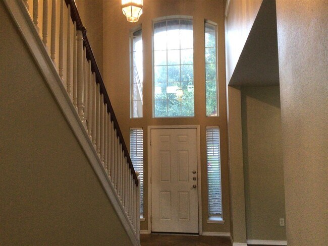 Photo - 2718 Lakecrest Way Dr