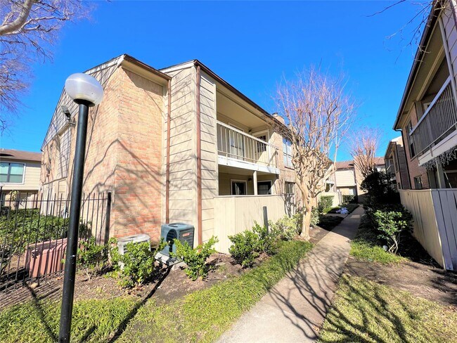 Building Photo - 2120 Wilcrest Dr Unit 121