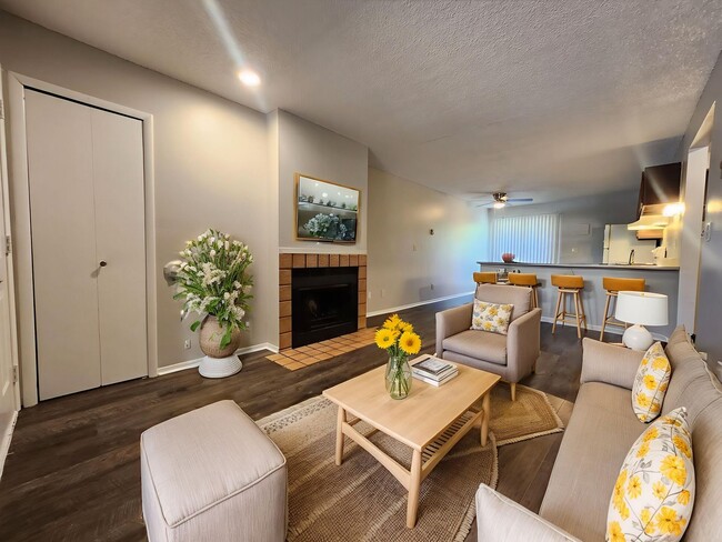 Building Photo - 2922 Straus Ln Unit B