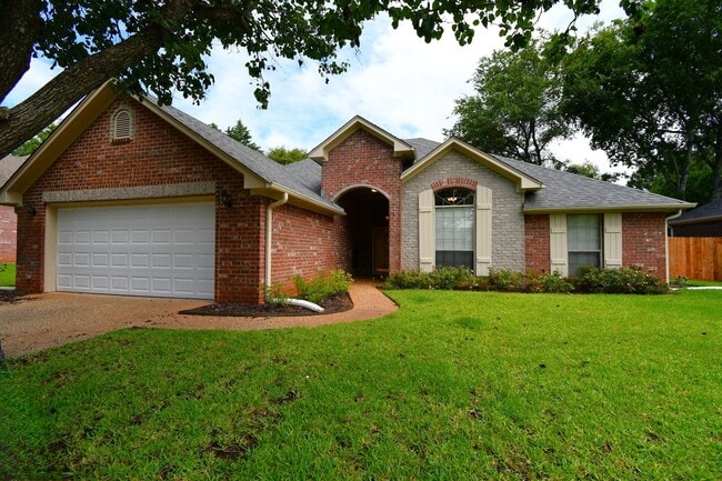 Building Photo - Whitehouse! Gorgeous 4 Bedroom, 2 Bath Home