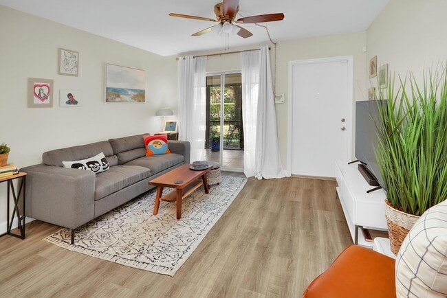 Building Photo - 6392 Chasewood Dr Unit D
