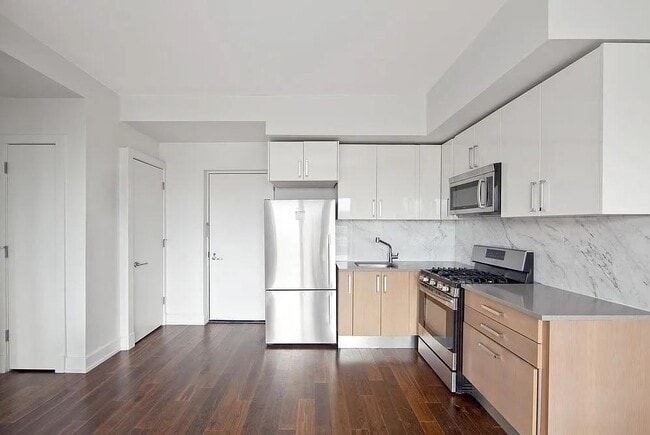 Building Photo - 100 Maspeth Ave