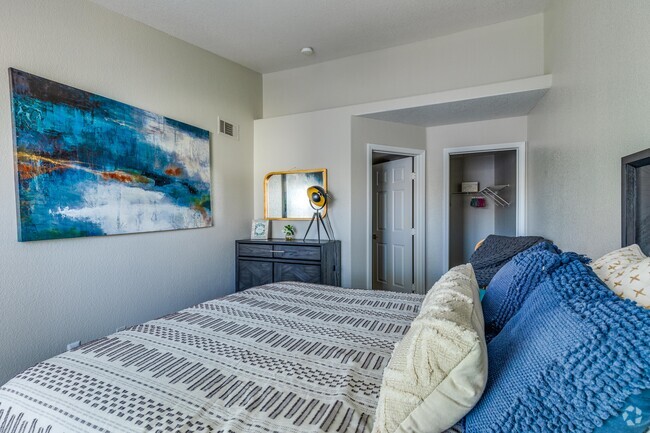 2 BR, 2 BA - 943 SF