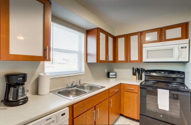 2/1 Kitchen - Redington Retreat