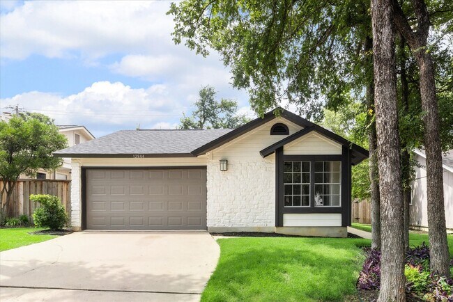 Building Photo - Beautiful 3/2 available now!