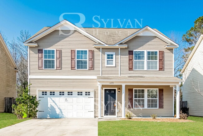 Spacious 4 bedroom colonial available now! - Spacious 4 bedroom colonial available now! House