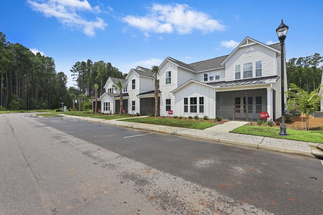 Spacious townhome with a wooded view! - Spacious townhome with a wooded view!