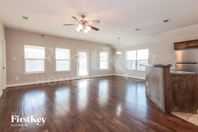 Photo - 910 Abigale Ln