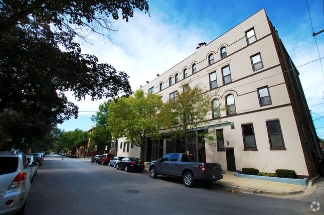 Building Photo - 1048 W Dickens Ave Rental