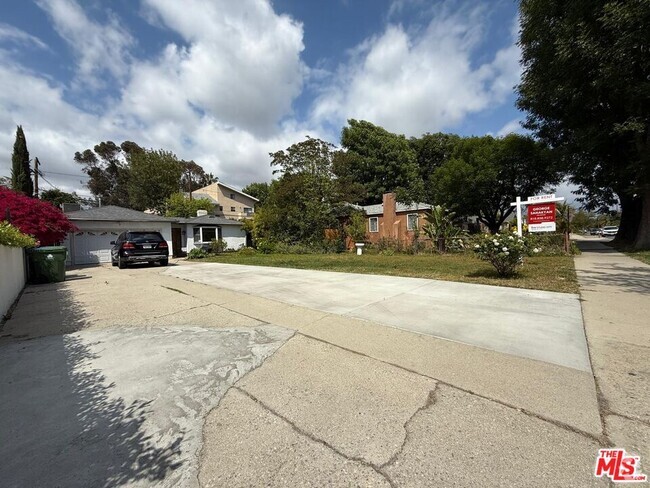 Building Photo - 14409 Hatteras St Rental