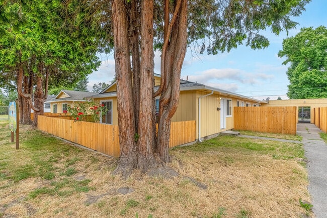 Photo - TWO BEDROOM ONE BATH APARTMENT IN LONGVIEW