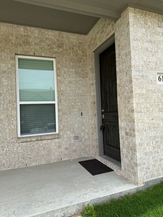 Photo - 3/2/2 Open concept and conveniently located for commuters