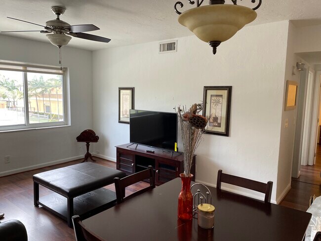 Dining Room and Living Room - 1001 SE 16th St Unidad 11 Rental