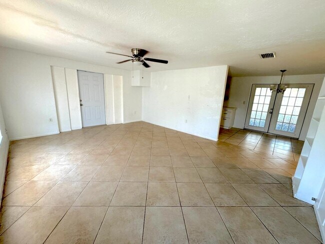 Photo - Spacious 2-Bed/2-Bath + Bonus Room Home for Rent in Bradenton, FL!