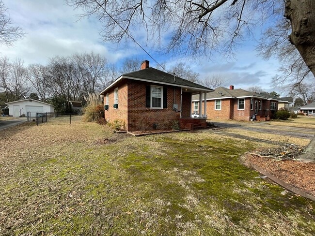 Photo - Nice 1/1 House in Celanese- $995