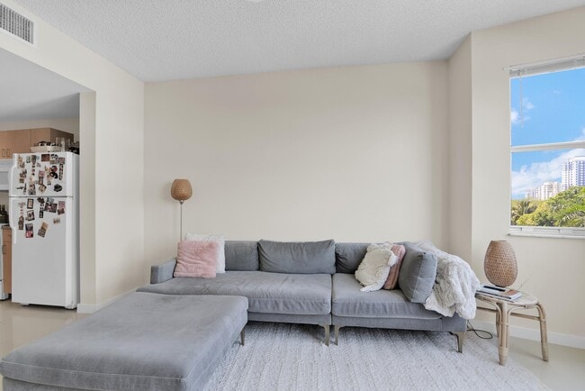 Photo - 533 NE 3rd Ave