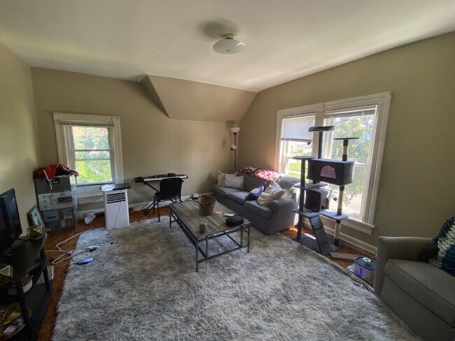 2 Bed 1 Bath Available June 1st!