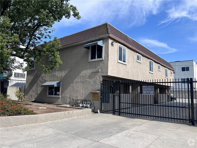 Building Photo - 11254 Oxnard St Unit 3-3 Rental