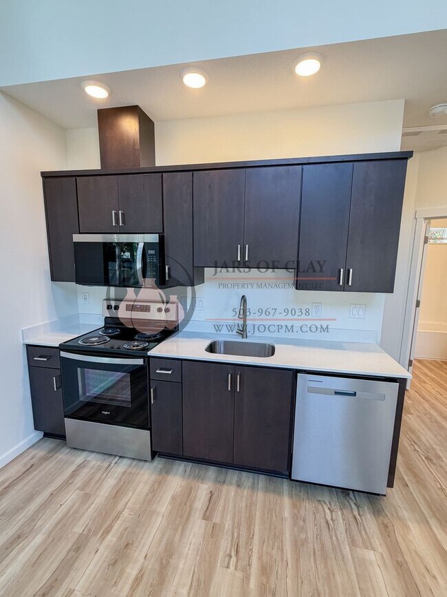 Photo - 2544 Gilbert St S