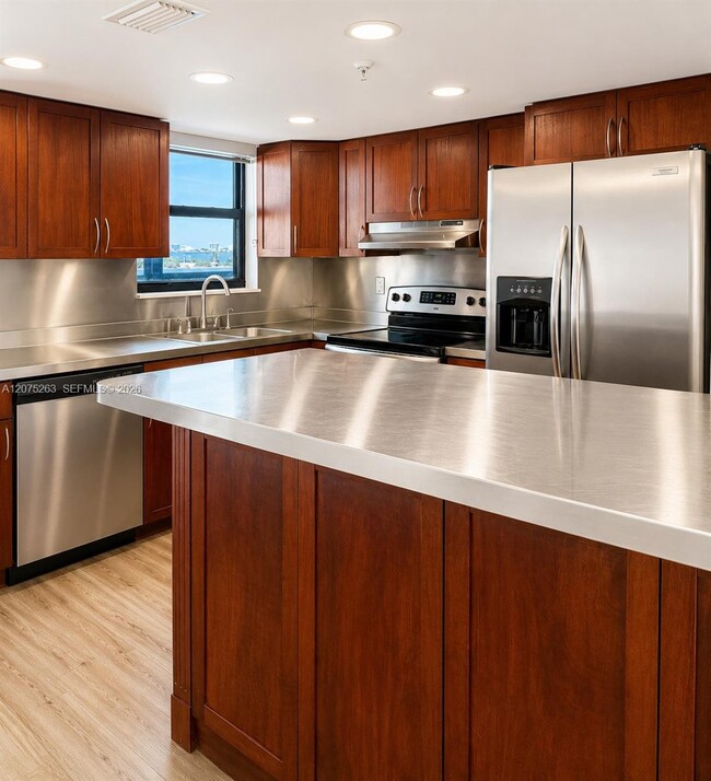Photo - 555 NE 30th St Unidad 603