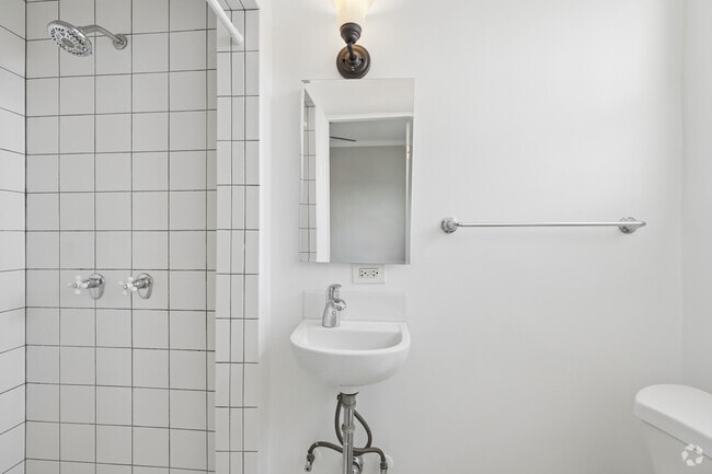 Studio, 1BA - 225SF - Primary Bathroom