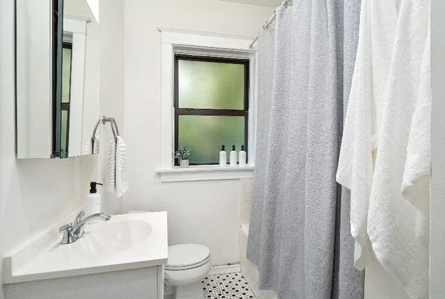 Photo - 2027-2029-2029 Alfred Ave