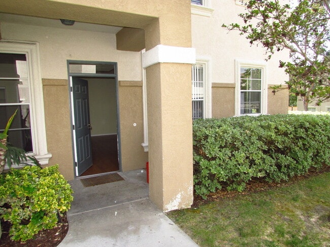 Building Photo - Downstairs 2 bedroom condo in great location Unit 83