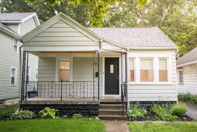 Remodeled two bedroom house that is very c... - Remodeled two bedroom house that is very c...