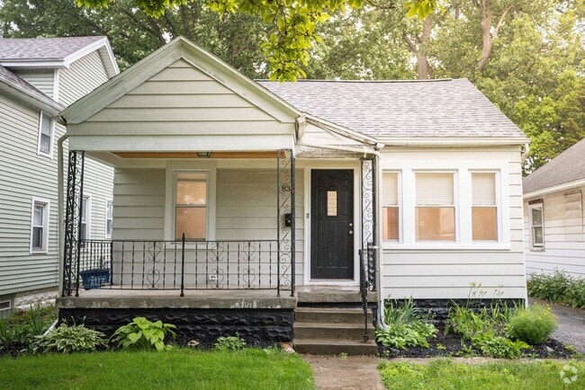 Building Photo - Remodeled two bedroom house that is very c...