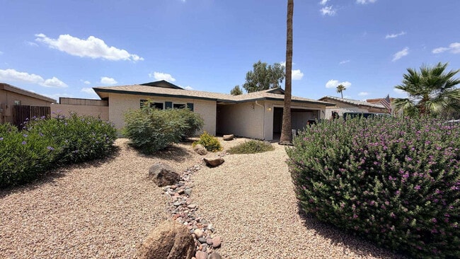 Building Photo - 3827 E Larkspur Dr