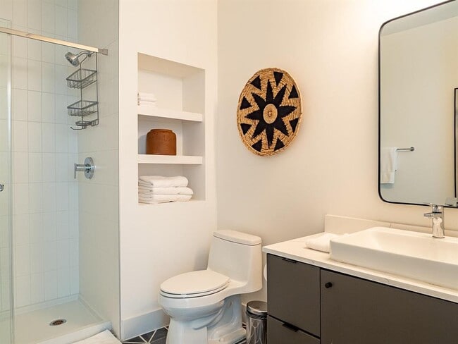 Photo - 2709 E 5th St. Unidad 2104