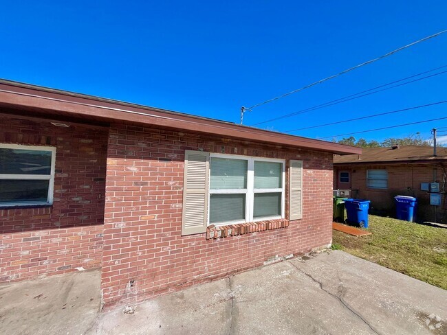 Building Photo - ***Rent Special - 50% off of First Month's... Rental