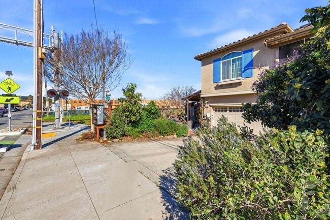 Photo - 820 Almar Ave