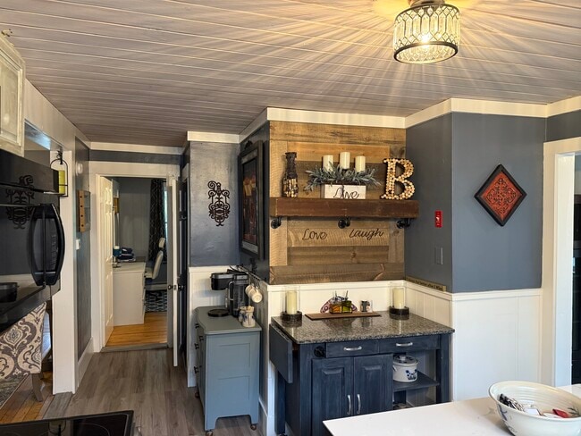 Kitchen coffee bar - 40 Russell St Unit Plymouth 1