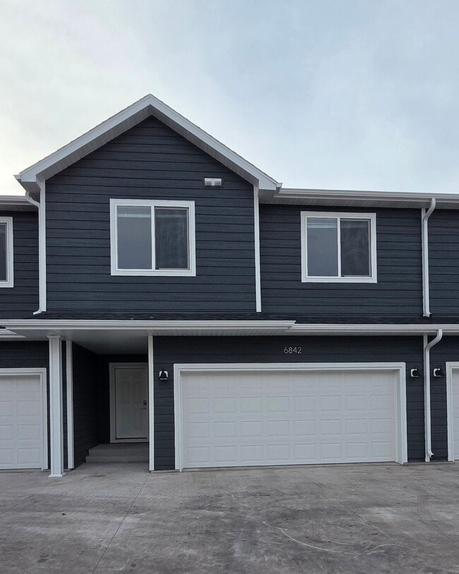 Building Photo - 3 Bed 3 Bath Town Home