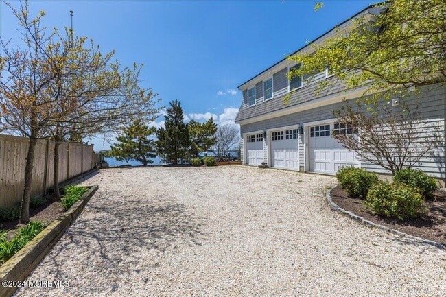 225 Channel Ln