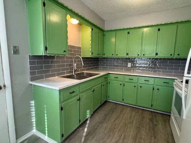 Photo - 4625 SW I Ave