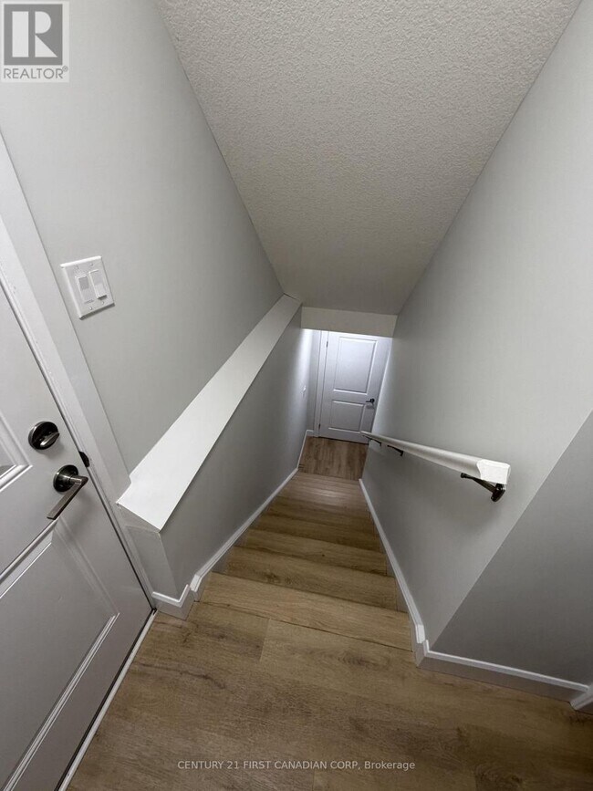 Photo - 2281 Southport Cresent