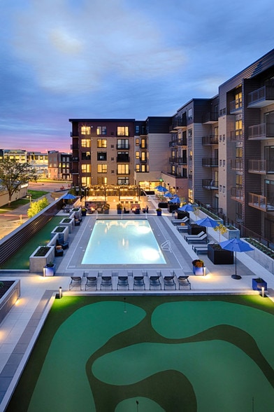 Central pool terrace