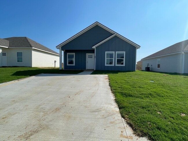 Beautiful 2/1 home in convenient location - Beautiful 2/1 home in convenient location