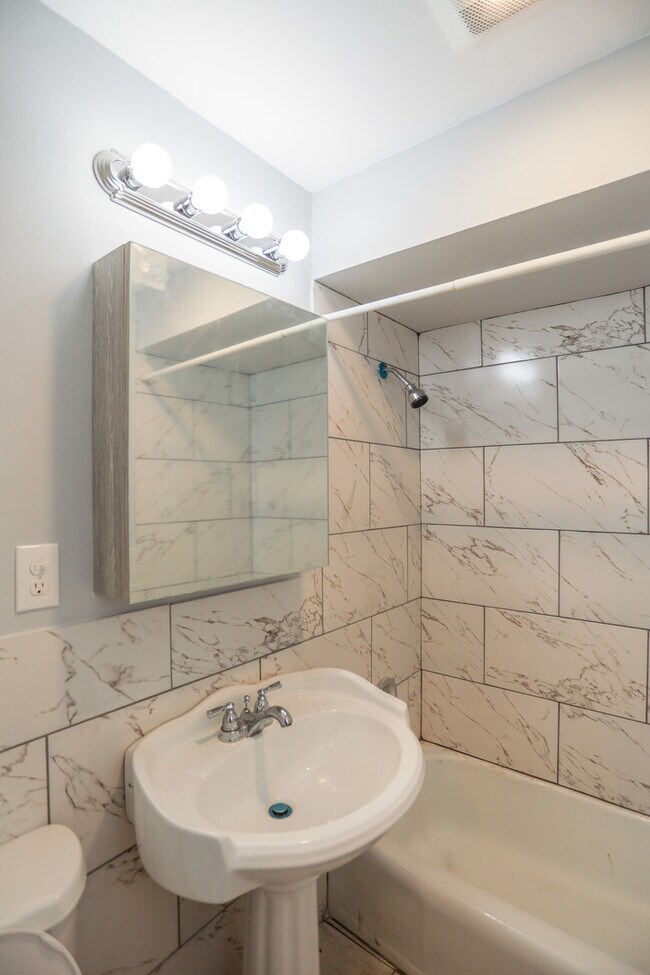 Photo - 6110 N Kenmore Ave