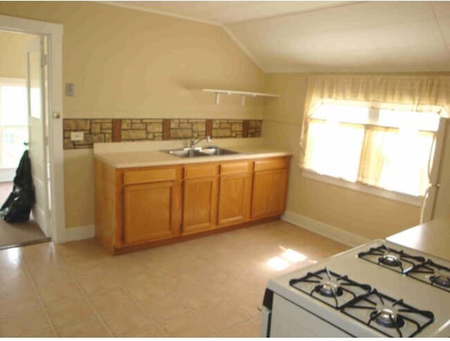 Building Photo - 316 N Van Buren St Unit uppr 2