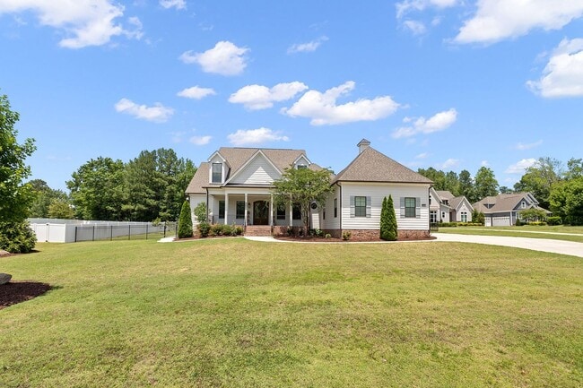 Photo - **Luxury 4/4 with Fenced in Yard**
