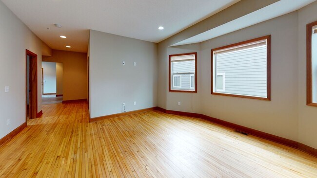 Building Photo - 1018 16th Ave SE Unit #1