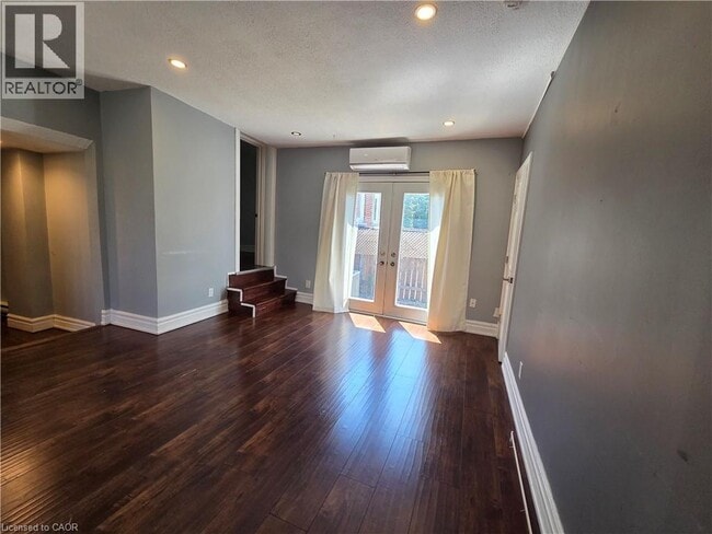 Photo - 2021 Edinburgh Dr