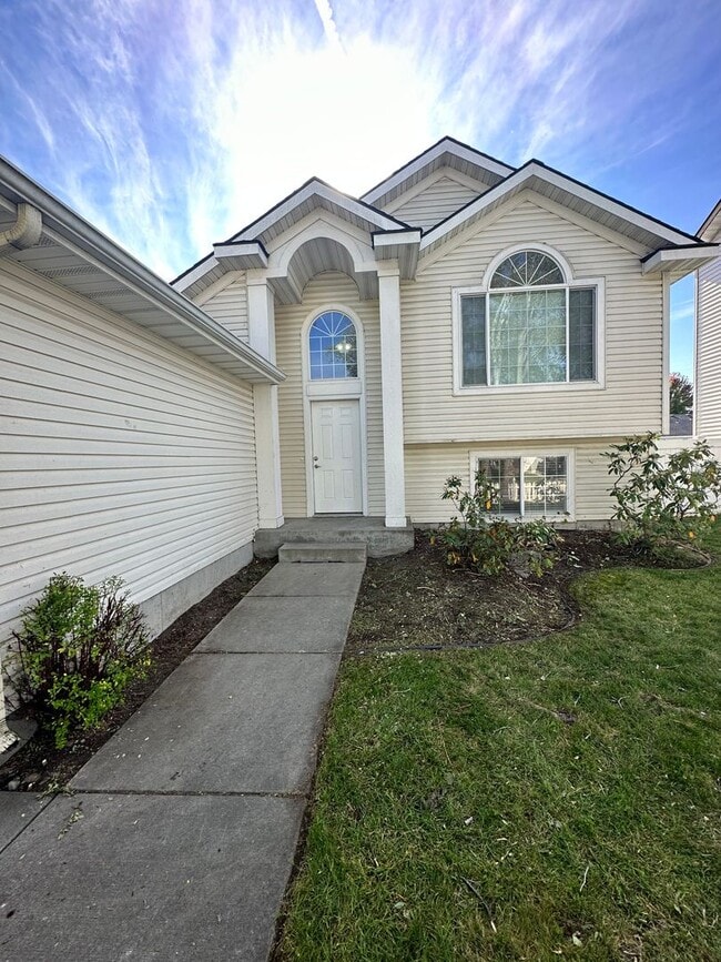 Photo - 4 bdrm/2 bath house in CDA