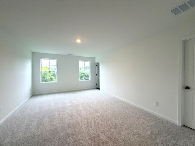 Photo - ~~ Luxurious End Unit 3-bedroom Townhome ~~