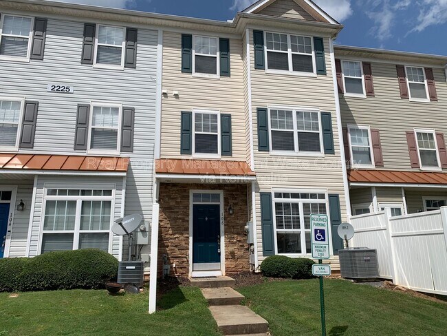 Building Photo - 2225 Raven Rd