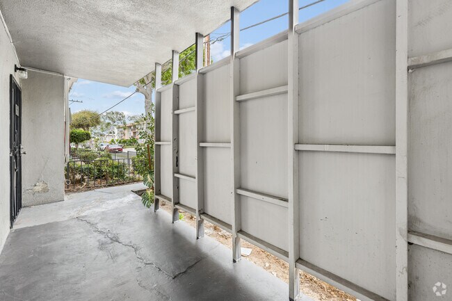 2BR, 2BA - 1015SF - Patio