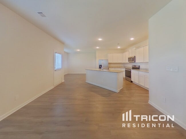 Photo - 823 Athens Ln